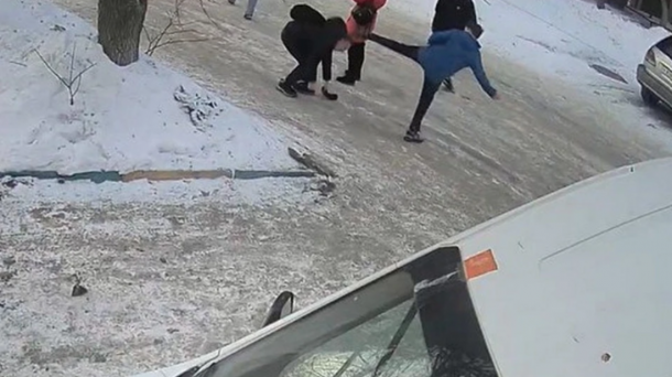 В Новосибирске подростки напали на 13-летнего мальчика и распылили газ в лицо