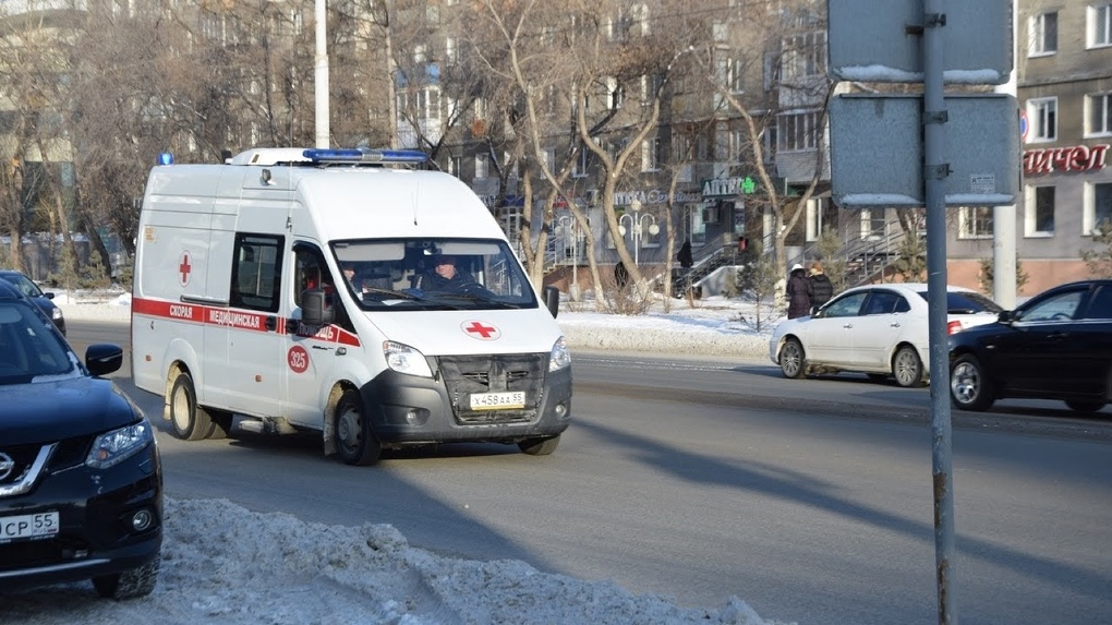В Омске школьница упала в яму с кипятком
