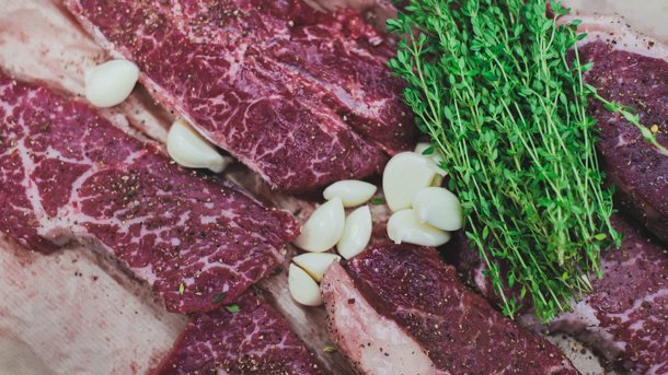 В сильную жару запретили есть мясо. Врачи рассказали, чем его заменить