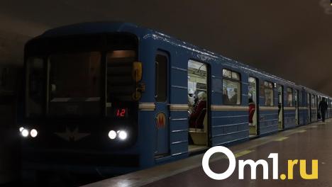 В новосибирском метро мужчина с костылями сидел на полу и стоял на коленях — помогли прохожие