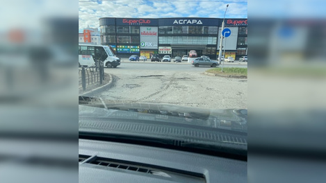 Омичи жалуются на большие ямы напротив ТК «Асгард» на Левобережье