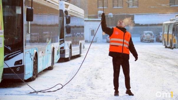 В Новосибирске водители троллейбусов и автобусов не могут поделить остановку