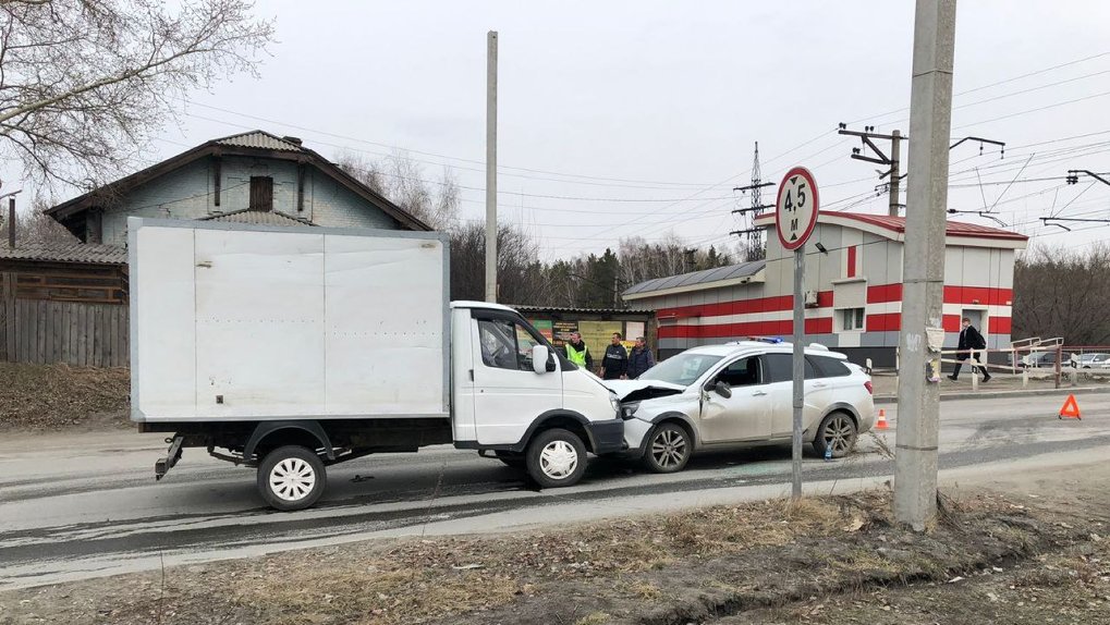 В Новосибирске автомобиль с мёртвым водителем за рулём столкнулся с двумя грузовиками