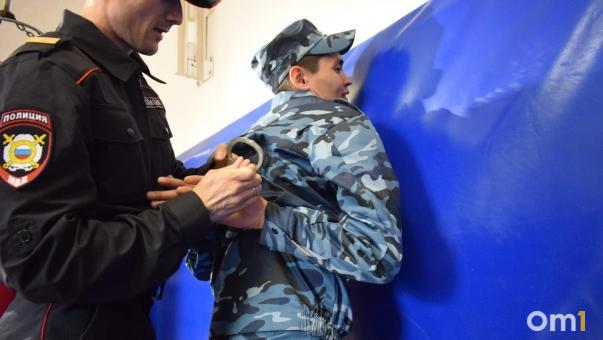 В Омске двое парней представились полицейскими и украли телефоны у детей