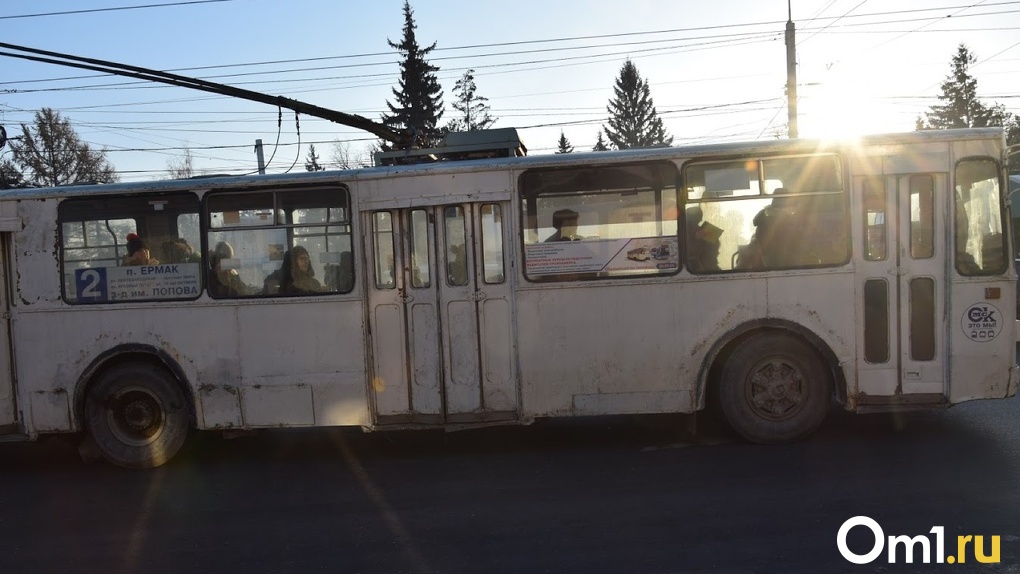 В Омске посреди проспекта оборвался троллейбусный провод