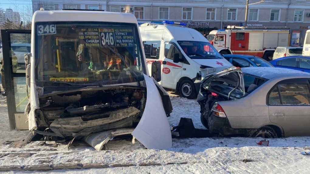 Полиция опубликовала видео с моментом аварии в Омске, где у водителя маршрутки случился приступ эпилепсии