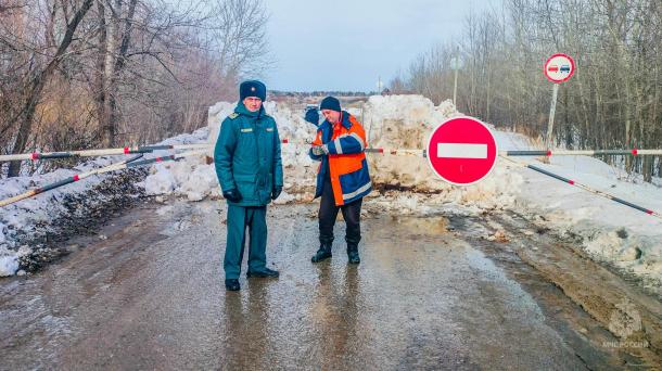 Опасную переправу через тающий Иртыш перегородили сугробами