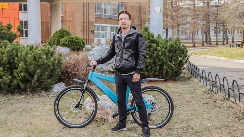 Омич создал велосипед из 200 пластиковых бутылок