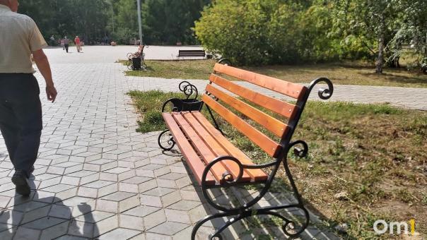 Омичи пожаловались на ужасное состояние территории у почтового отделения в Нефтяниках