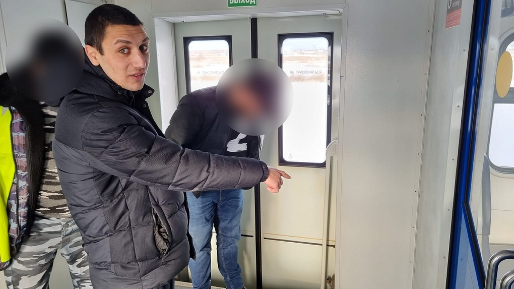 Мужчины избили подростка в новосибирской электричке из-за «норм поведения»