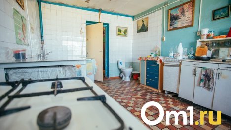 «Устали жить на улице». Жители омской общаги с унитазами на кухне жалуются на холод