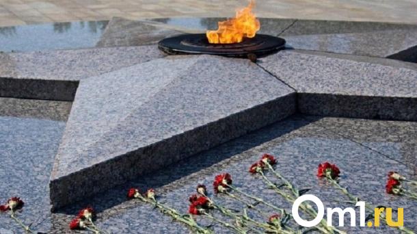 Парень из-за спора помочился в Вечный огонь в Новосибирске
