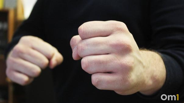 Агрессивный омич избивает и ставит на колени подростков