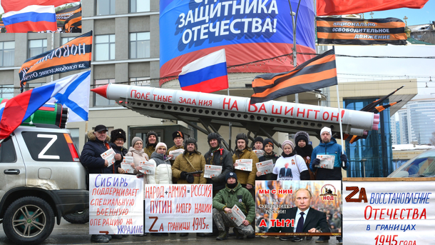 Военная техника с ракетами «На Вашингтон» проехала в центре Новосибирска