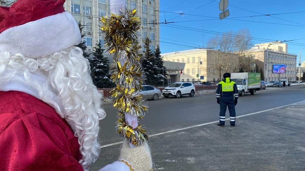 В центре Омска Дед Мороз и Снегурочка раздавали подарки горожанам