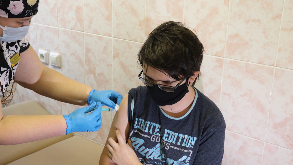 «Боюсь умереть от ковида»: как в Новосибирске проходит массовая вакцинация детей препаратом «Спутник M»