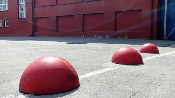 Хаотичной парковке скажут «нет»: Новосибирск оснащается 5 000 антипарковочными полусферами