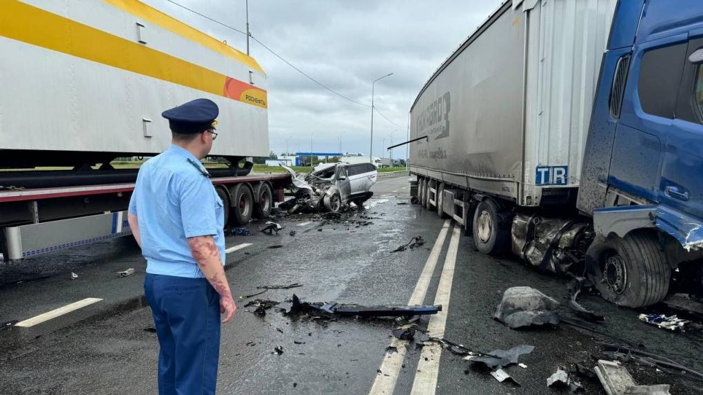 Легковушка попала под два большегруза на омской трассе