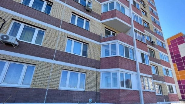 В Тюмени в новой многоэтажке обрушился балкон, на который вышел мужчина
