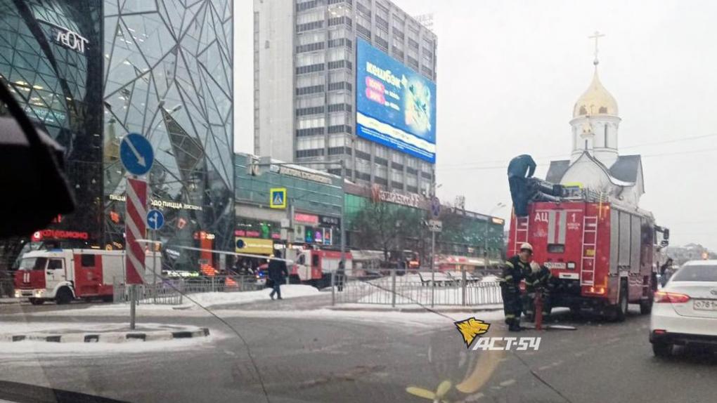 Новосибирцев эвакуировали из-за пожара в центре города