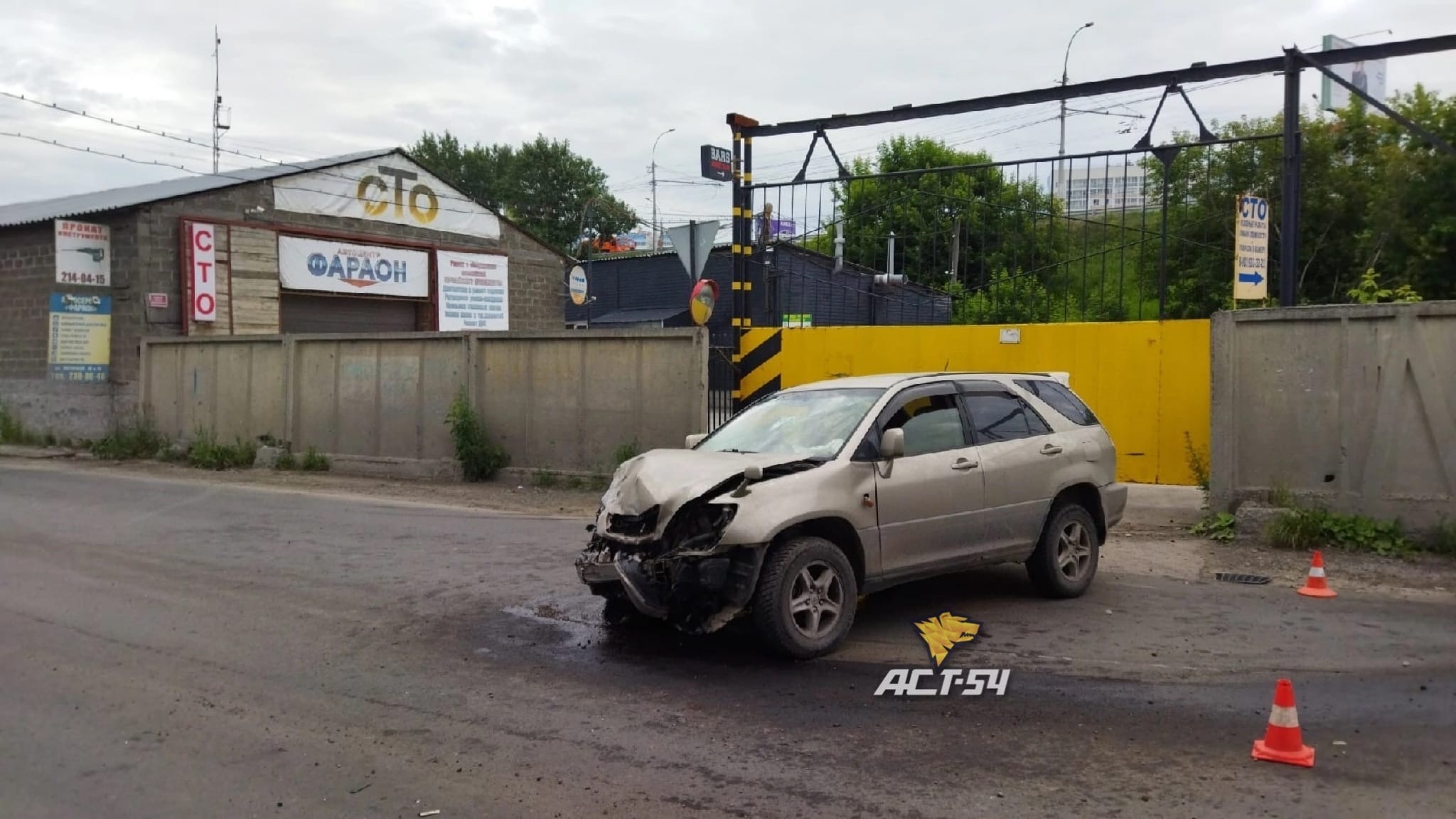 Новости аст новосибирск сегодня. АСТ-54 аварии Новосибирск сводка ДТП за последние сутки. Авария в Новосибирске врезались в бетонный забор.