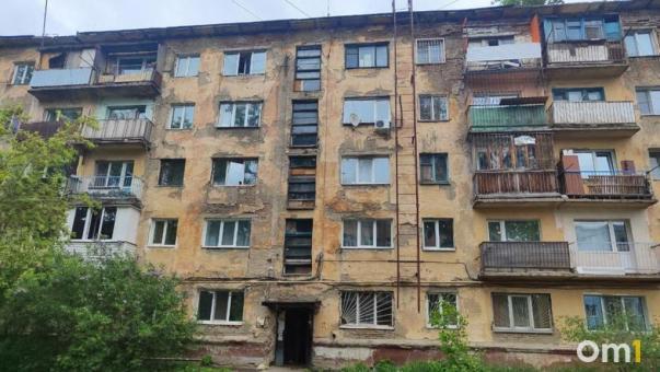 У омичей из аварийного дома на Магистральной изымают комнаты