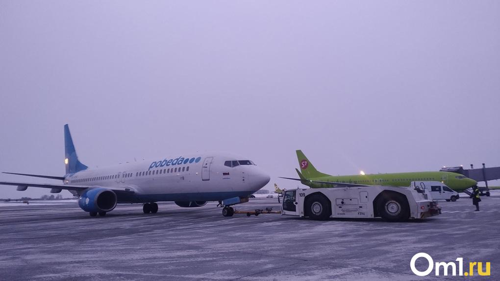 Пассажиров омского аэропорта выгнали ночью на мороз