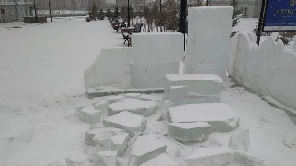 В Омске вандалы разломали ледяные украшения «Зимнего Любинского» (Видео)