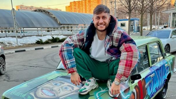 Попал в базу приставов. Новосибирского блогера Даву оштрафовали за парковку в Москве