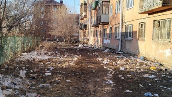 Выбрасывают мусор и выливают помои: омичи жалуются на отвратительное поведение жителей проспекта Культуры