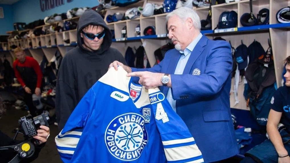 Новосибирскому рэперу Элджею подарили свитер хоккейного клуба «Сибирь». ФОТО