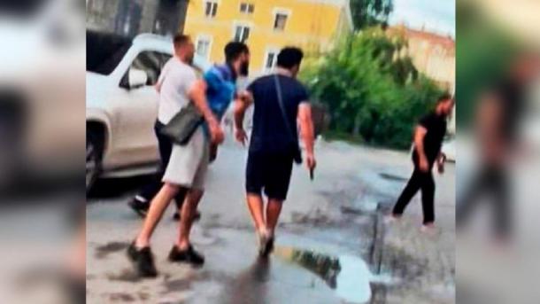 Иностранцы с оружием устроили хаос в новосибирском баре: посетители пострадали