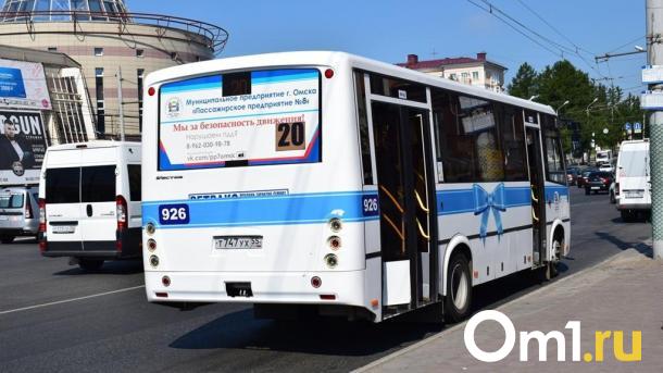 В Омске из движущегося автобуса выпала пассажирка