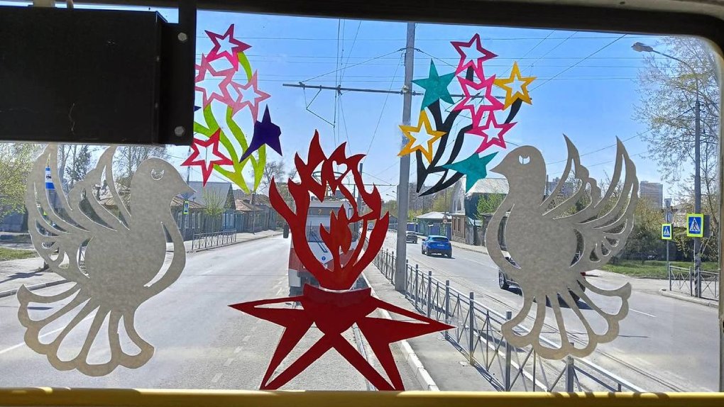 Общественный транспорт в Омске украсили ко Дню Победы