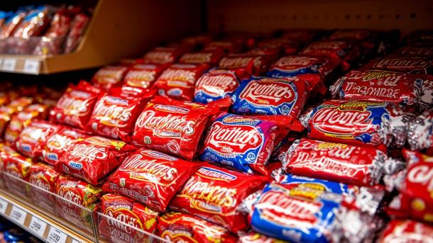 Snickers и Twix пропадут с полок в Новосибирске? X5 прекращает закупки конфет