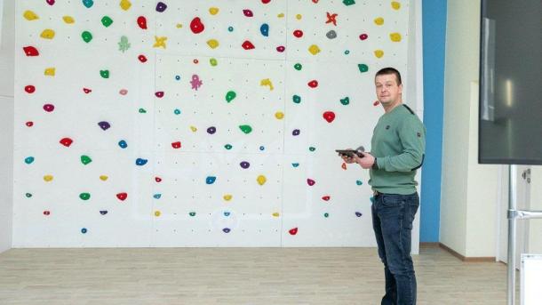 В омском «космическом» лицее появились интерактивный скалодром и 3D-принтер