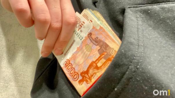 Мошенники подрядили омича обманывать пенсионеров новым способом