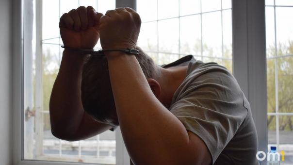 «Скинул с балкона»: в Новосибирске пьяный мужчина пытался убить собственную дочь