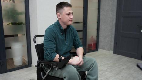 Ветеран СВО получил коляску с электроприводом в Новосибирске