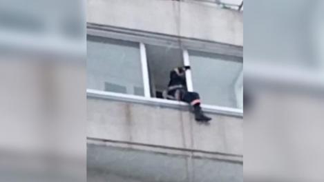 Мать мальчика, который двое суток один сидел в квартире, проверит прокуратура