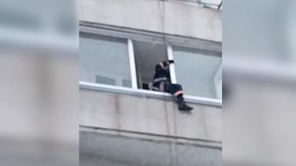 Мать мальчика, который двое суток один сидел в квартире, проверит прокуратура