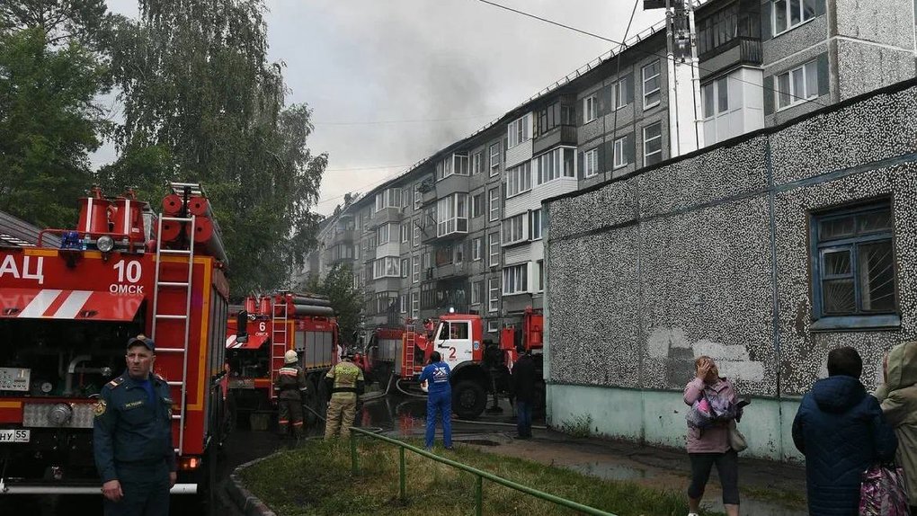 Жители пятиэтажного дома, где горела крыша, получат выплаты