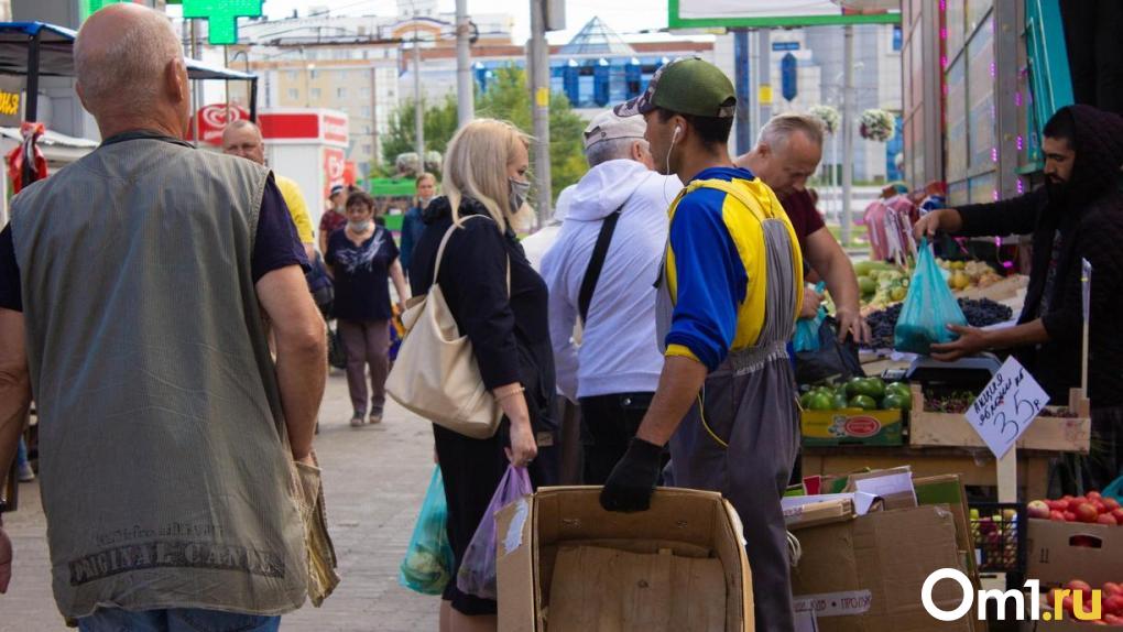 «Куда я уйду?»: толпы иностранцев продолжают заполонять миграционный центр Новосибирска