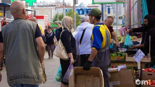 «Куда я уйду?»: толпы иностранцев продолжают заполонять миграционный центр Новосибирска