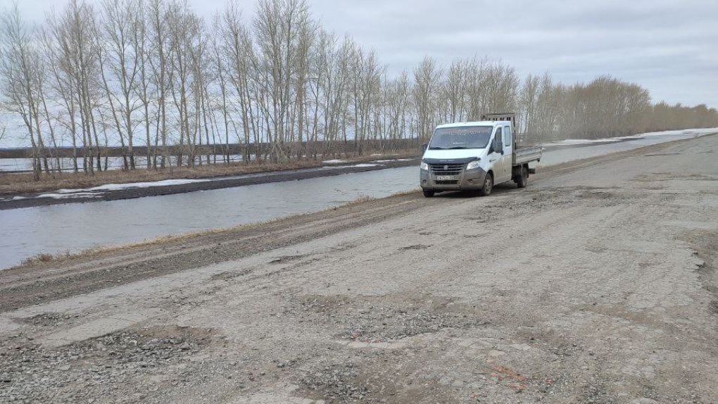 Суд обязал чиновников отремонтировать две дороги в Омской области