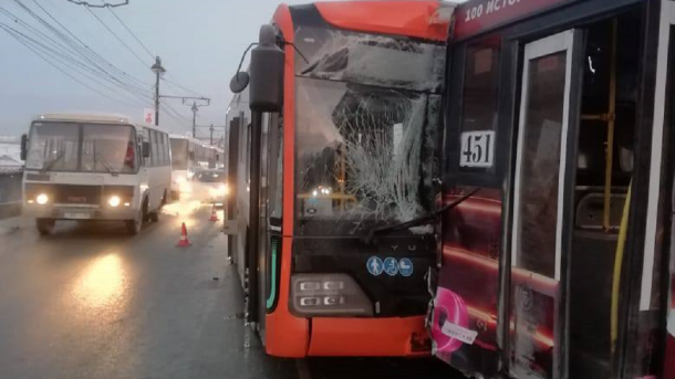 Пострадавшие в массовом ДТП на Комсомольском мосту в Омске остаются в больнице