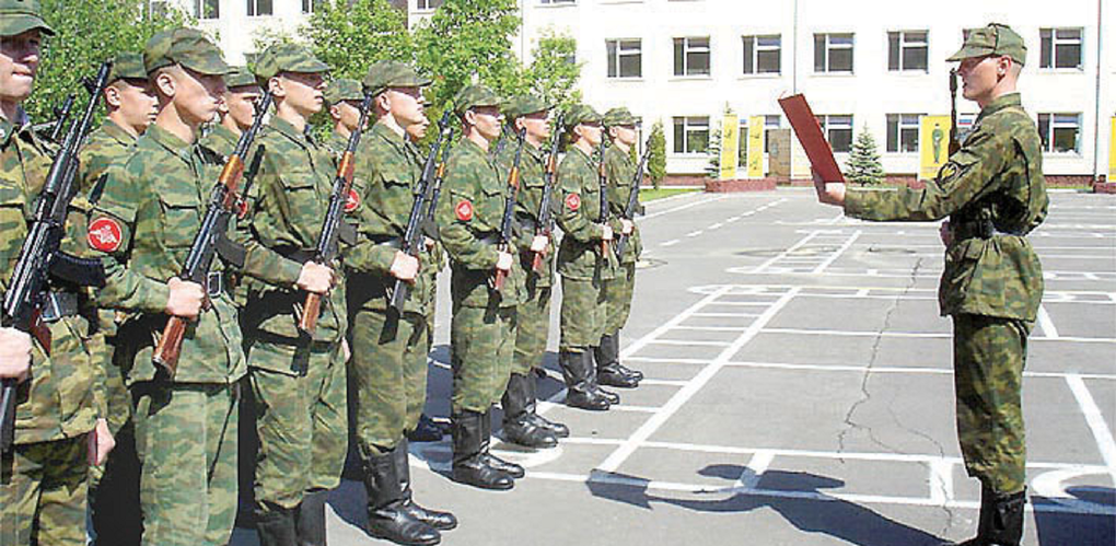 Военкоматы Омска перевыполнили план по призывникам