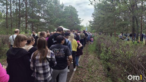 Гигантская очередь за солдатской кашей выстроилась в омском парке Победы