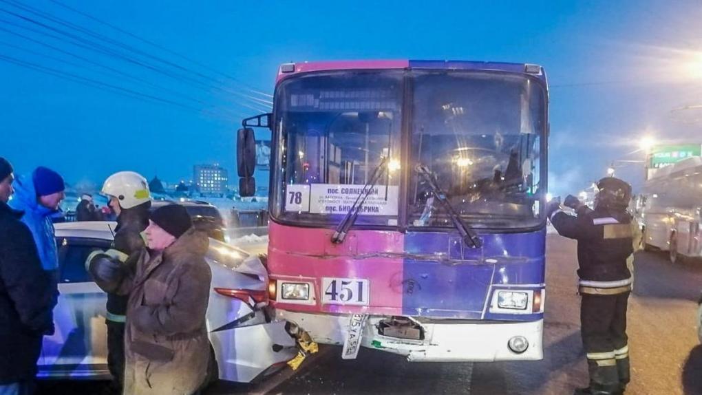 После ДТП в центре Омска спасатели вытащили водителя автобуса через окно