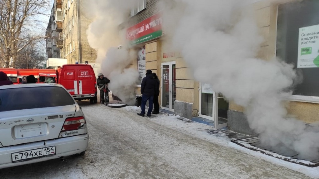 Страшный пожар в Новосибирске: 28 человек вывели из горящего дома